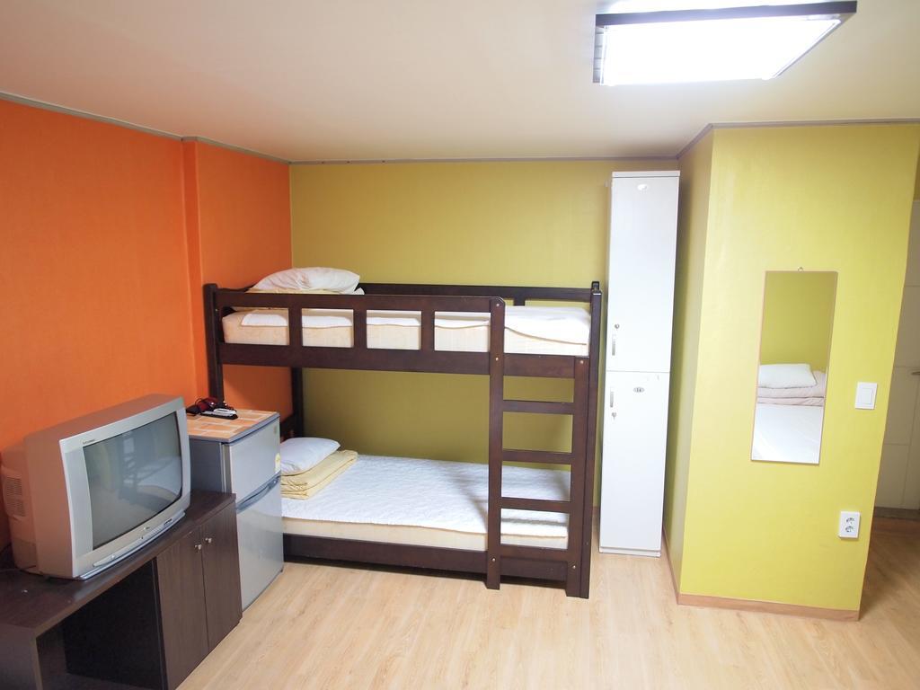 Shinchon Hostel Сеул Номер фото
