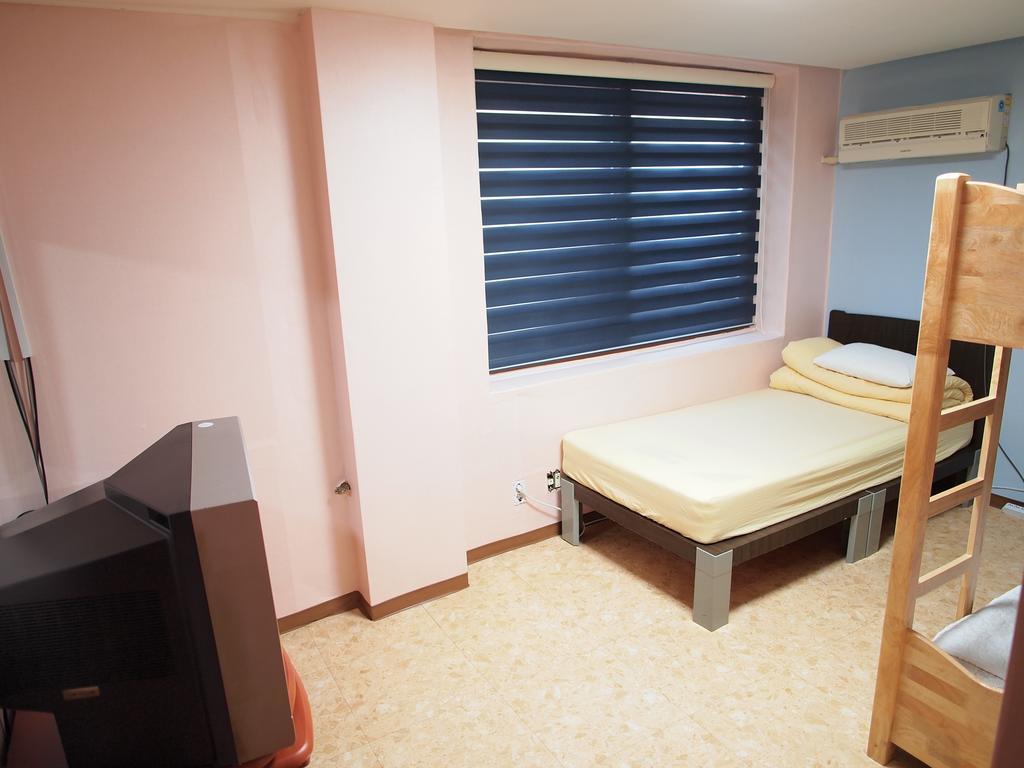 Shinchon Hostel Сеул Номер фото