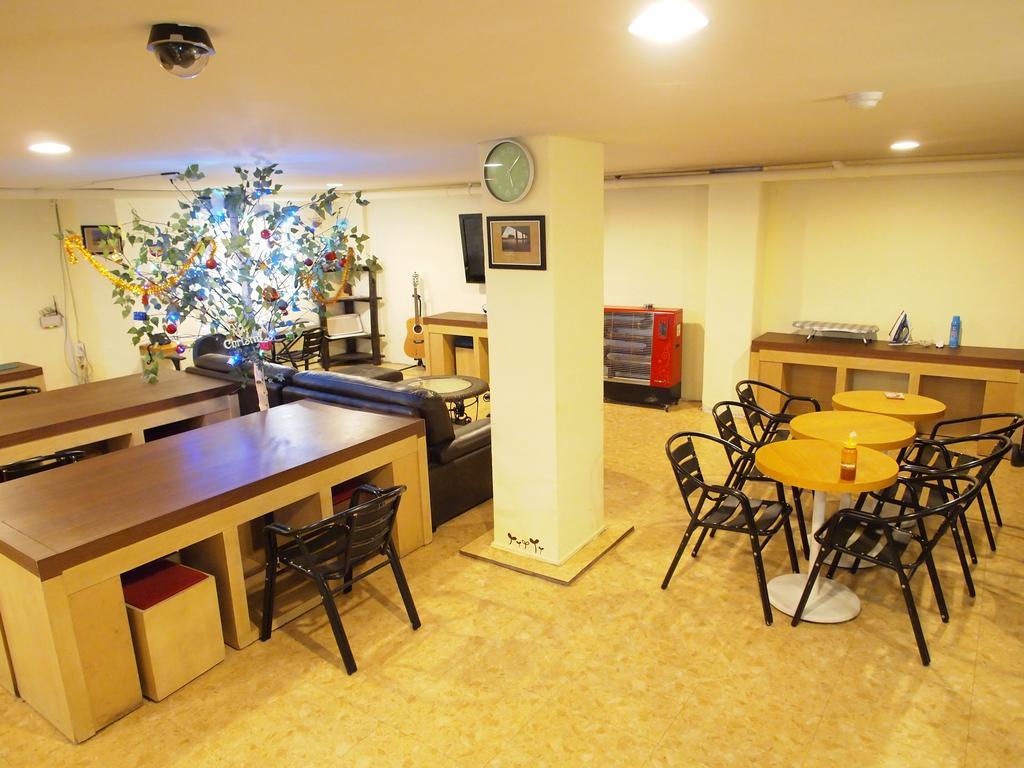 Shinchon Hostel Сеул Экстерьер фото