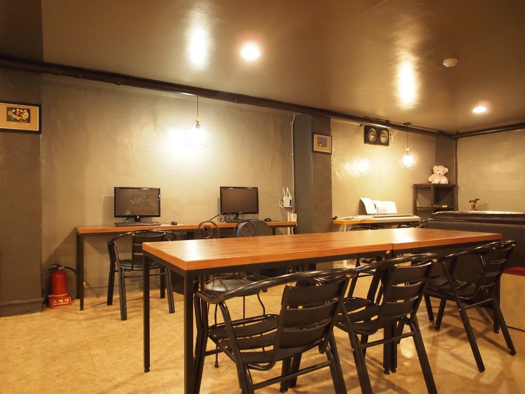 Shinchon Hostel Сеул Экстерьер фото