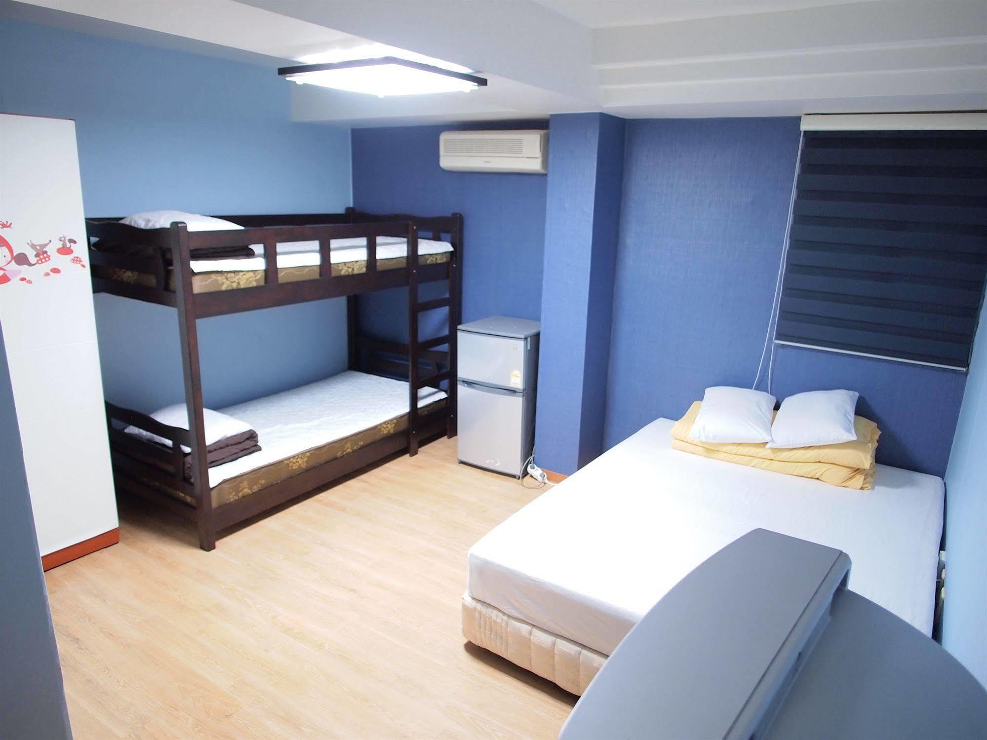 Shinchon Hostel Сеул Экстерьер фото
