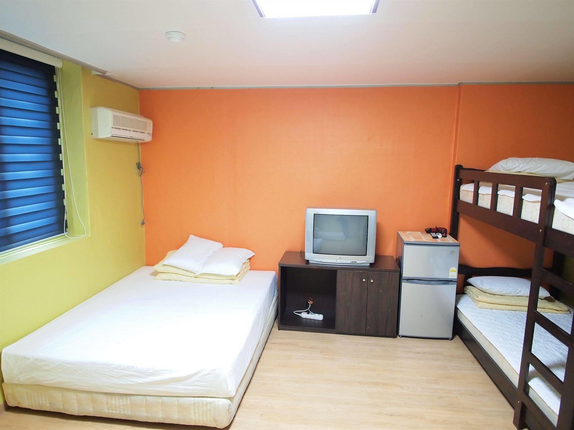 Shinchon Hostel Сеул Экстерьер фото