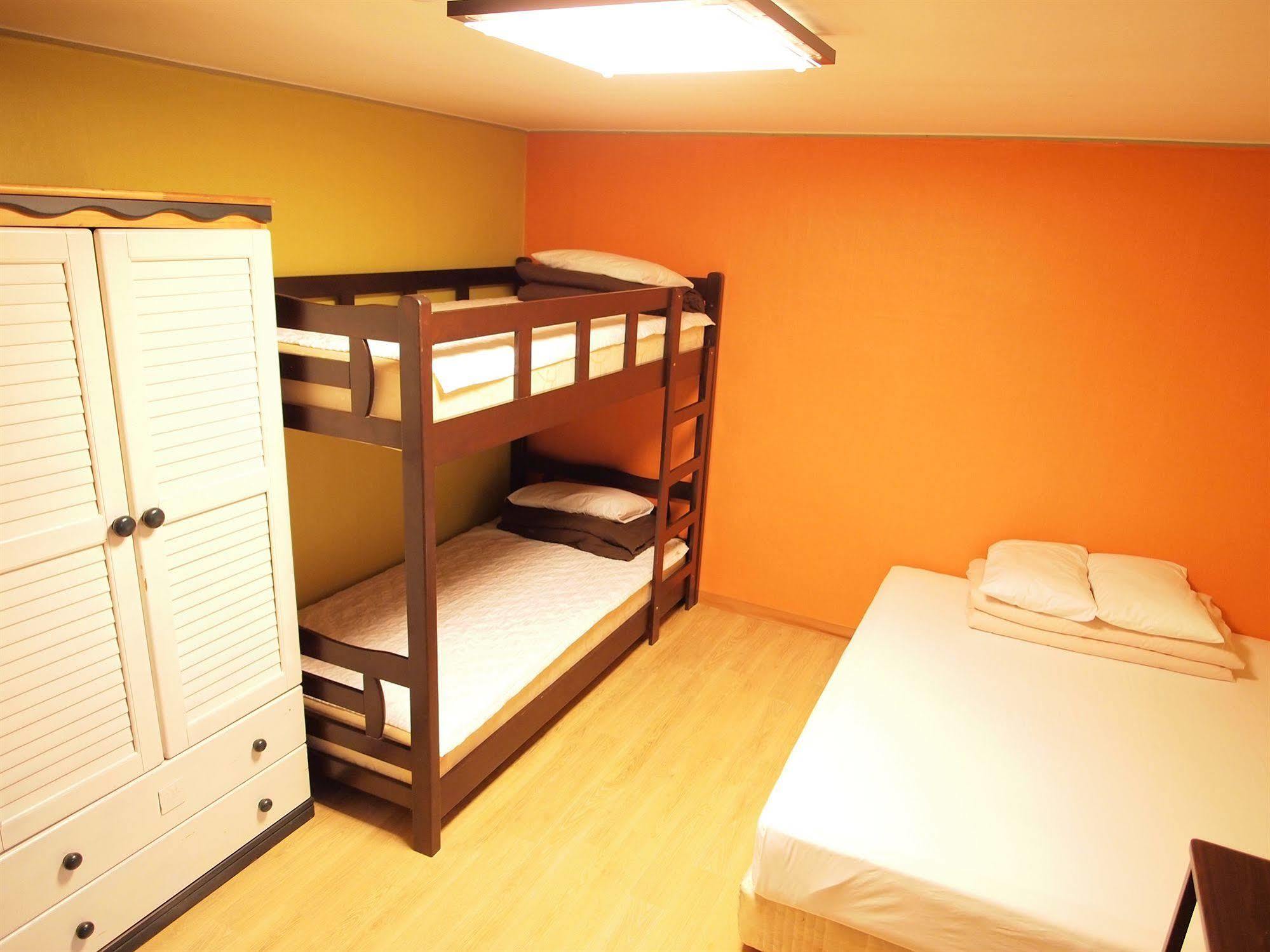 Shinchon Hostel Сеул Экстерьер фото