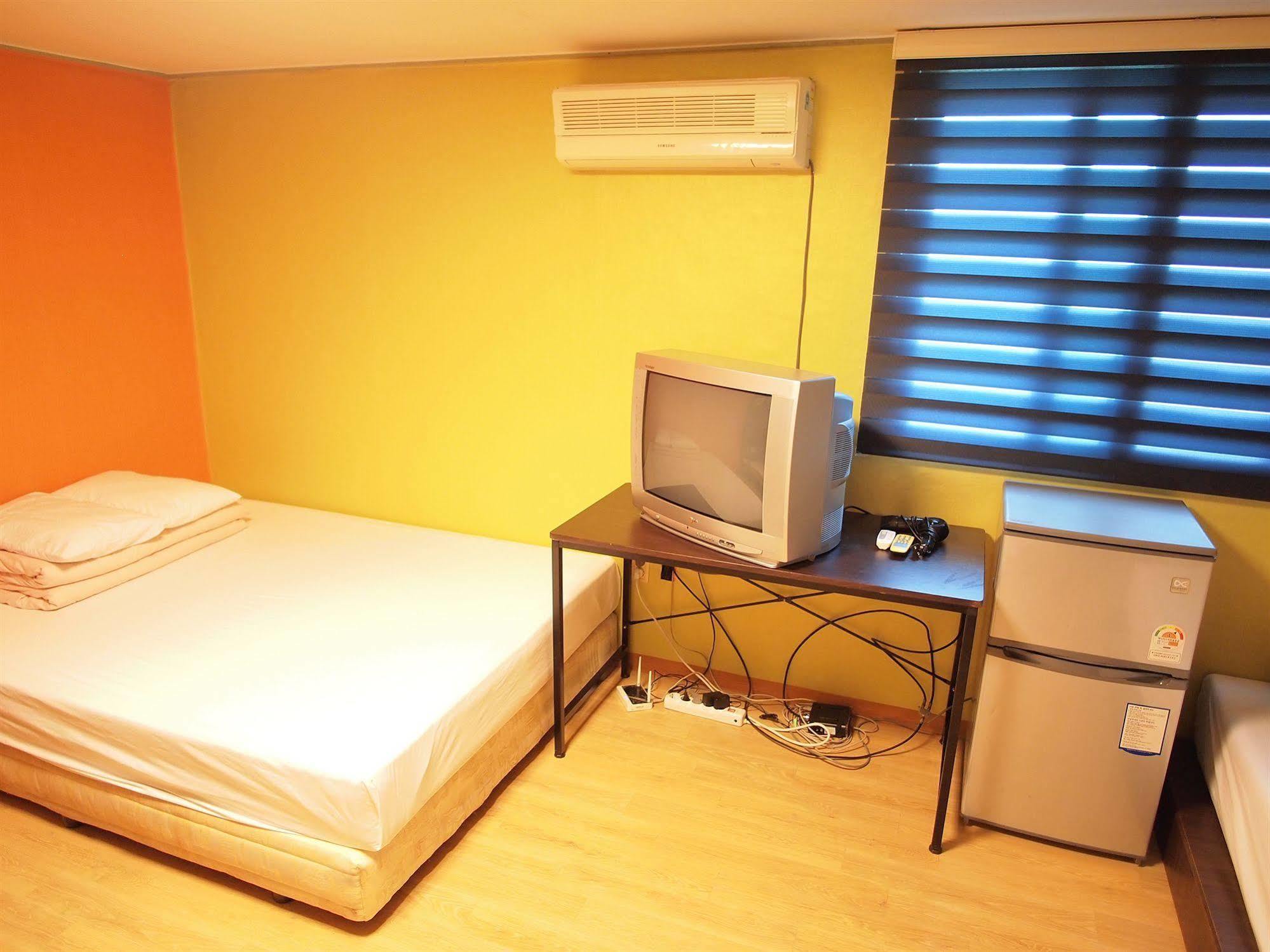 Shinchon Hostel Сеул Экстерьер фото