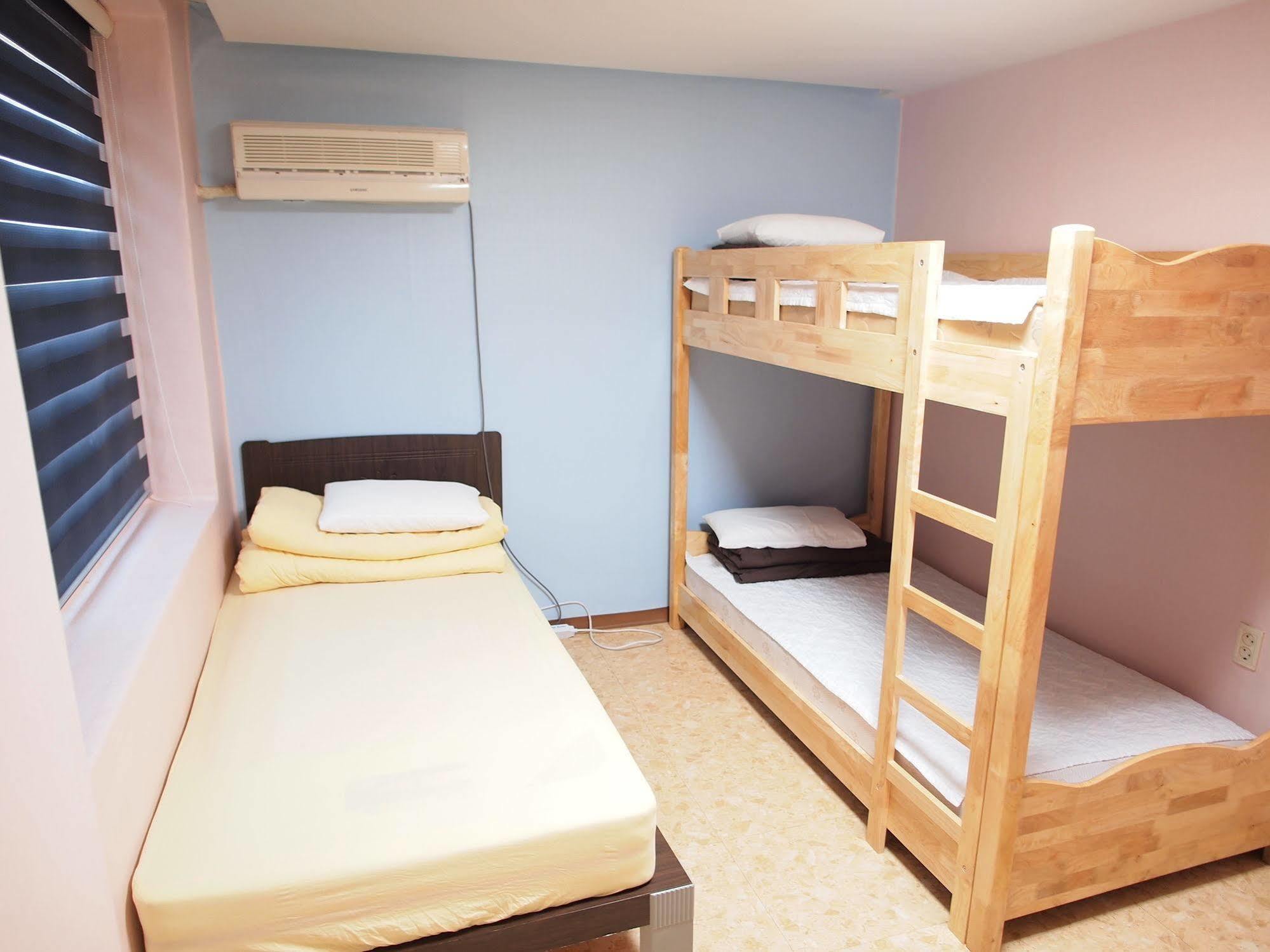 Shinchon Hostel Сеул Экстерьер фото