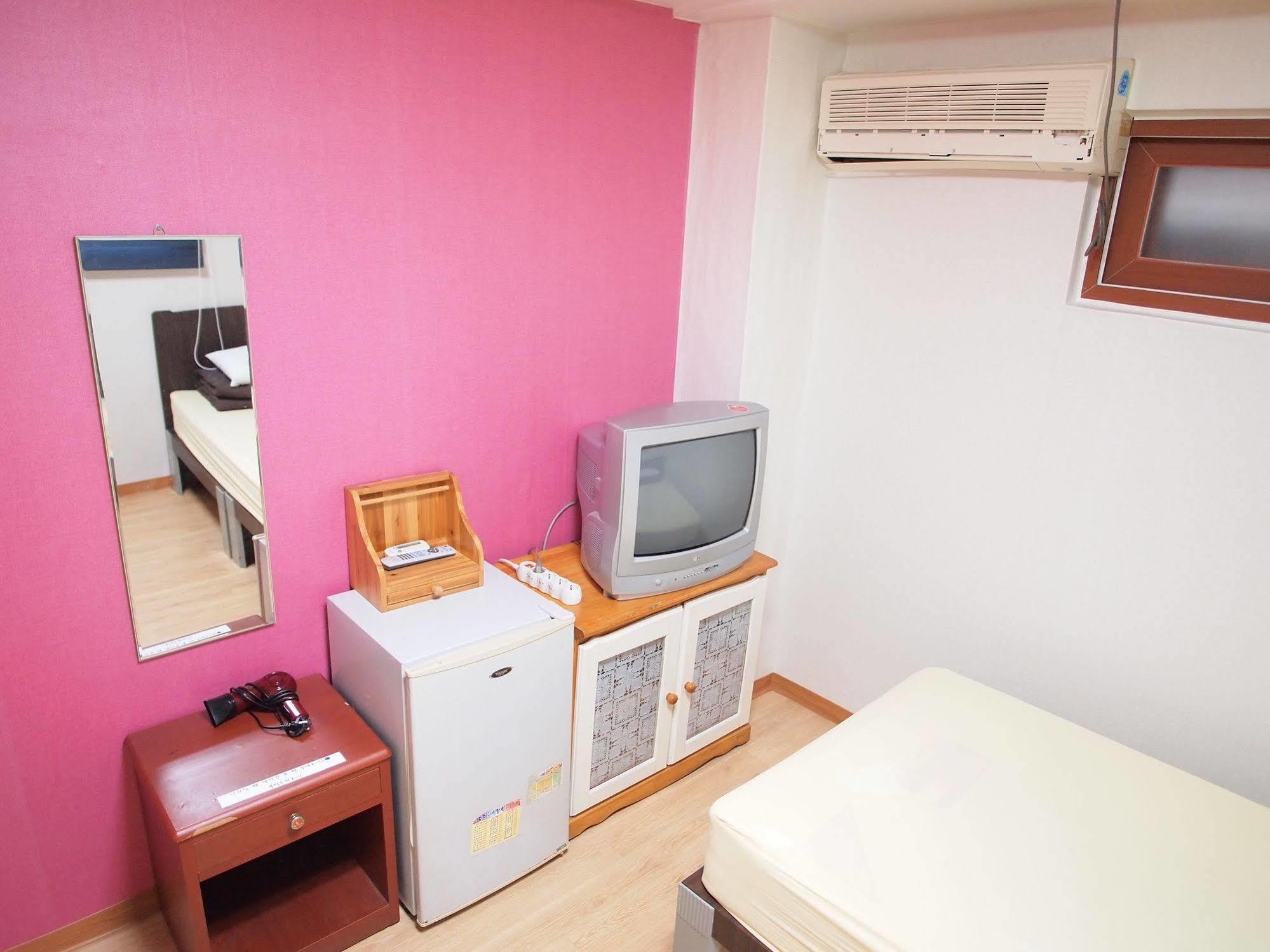 Shinchon Hostel Сеул Экстерьер фото