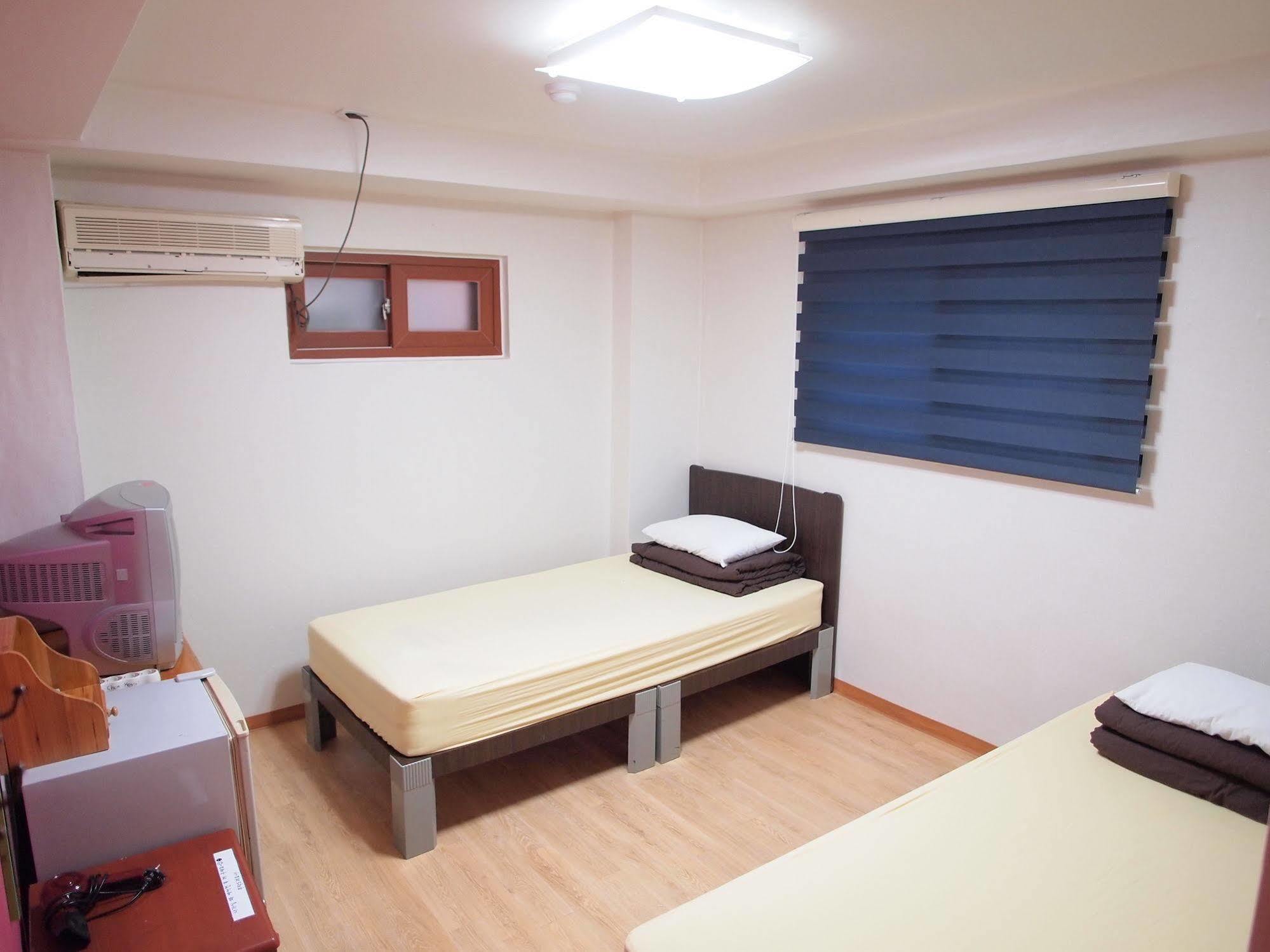 Shinchon Hostel Сеул Экстерьер фото