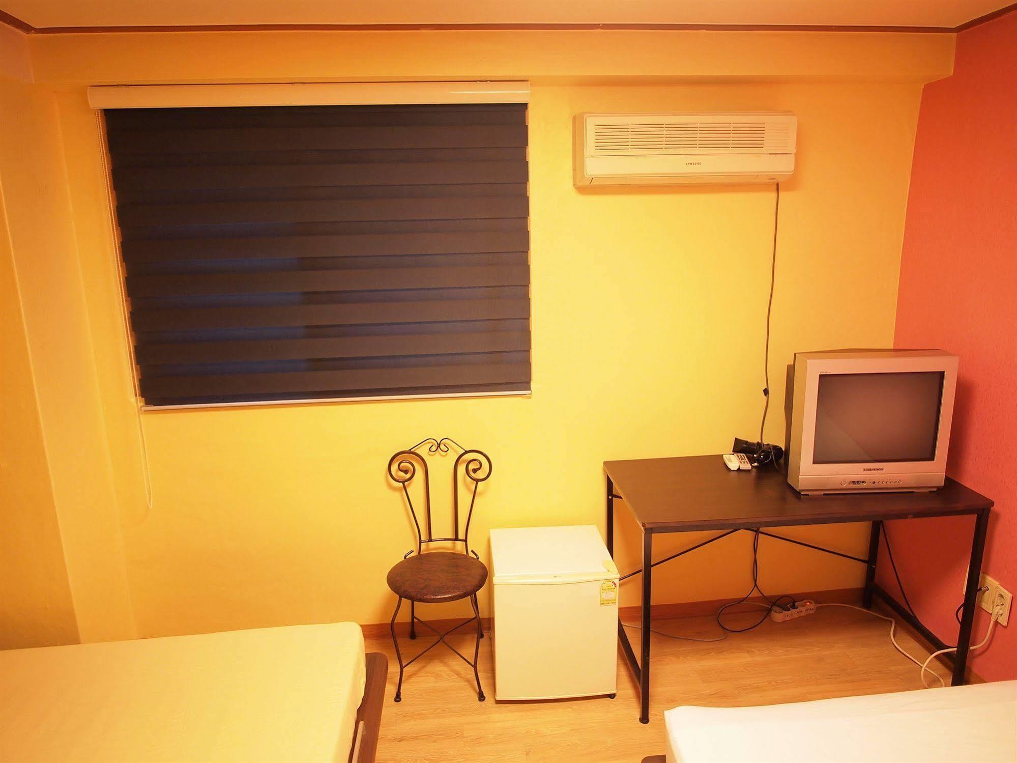 Shinchon Hostel Сеул Экстерьер фото