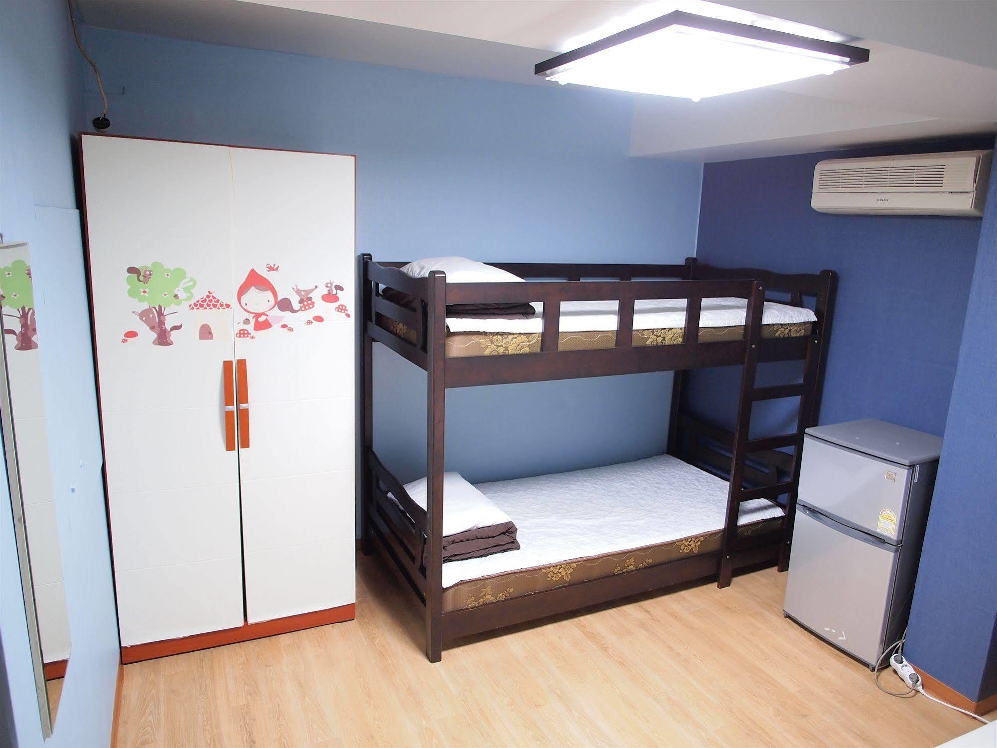 Shinchon Hostel Сеул Экстерьер фото
