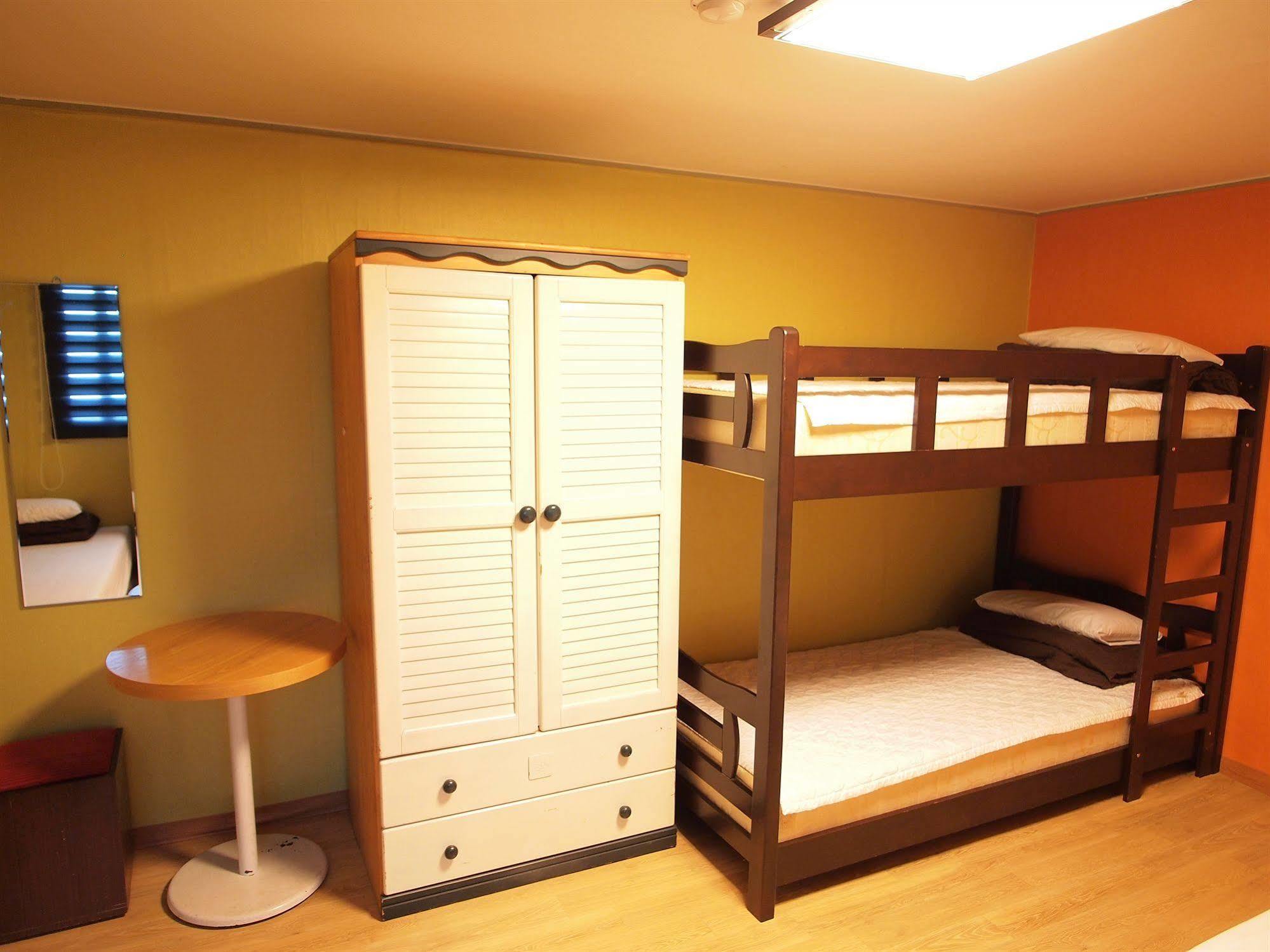 Shinchon Hostel Сеул Экстерьер фото