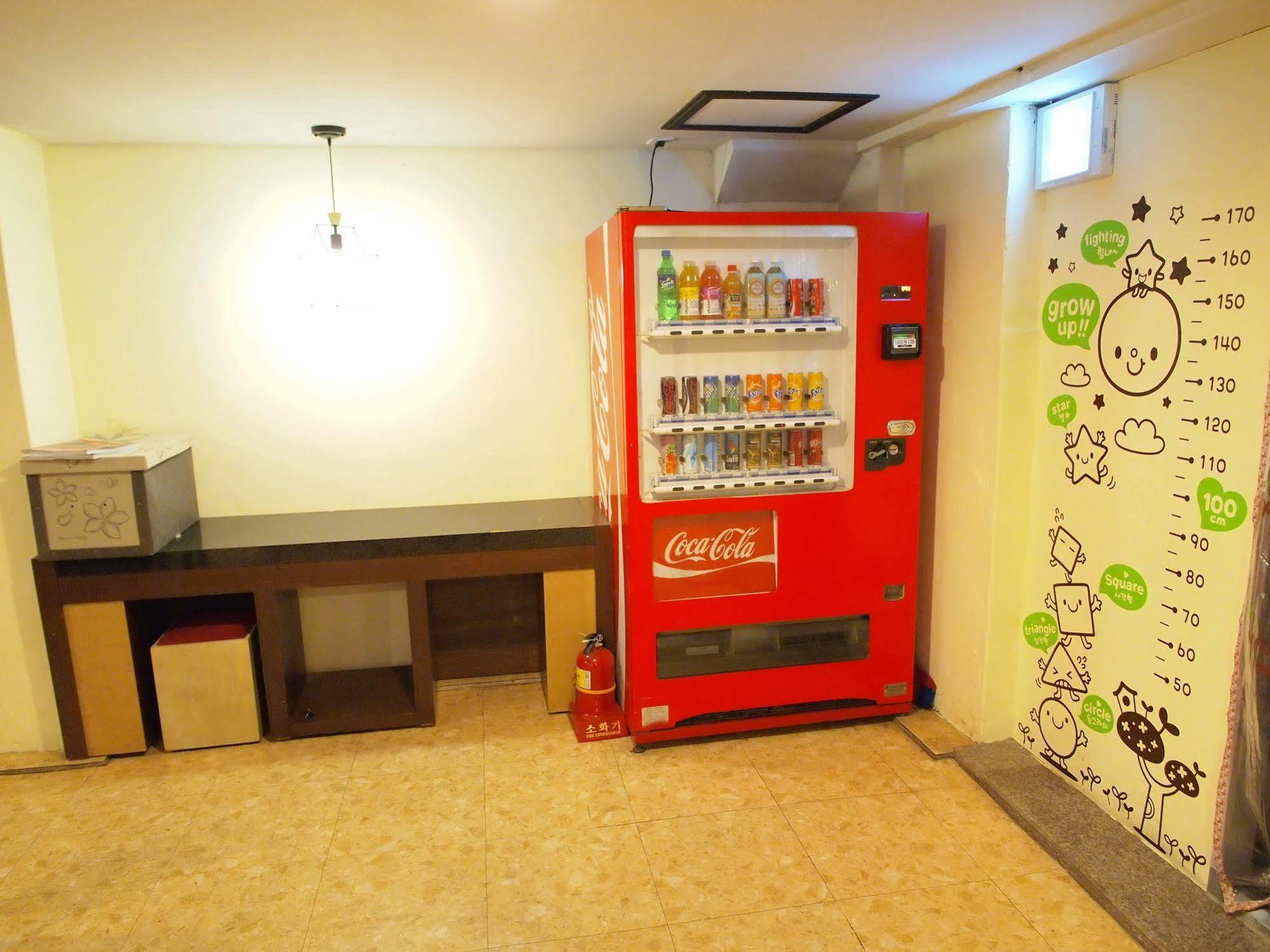 Shinchon Hostel Сеул Экстерьер фото
