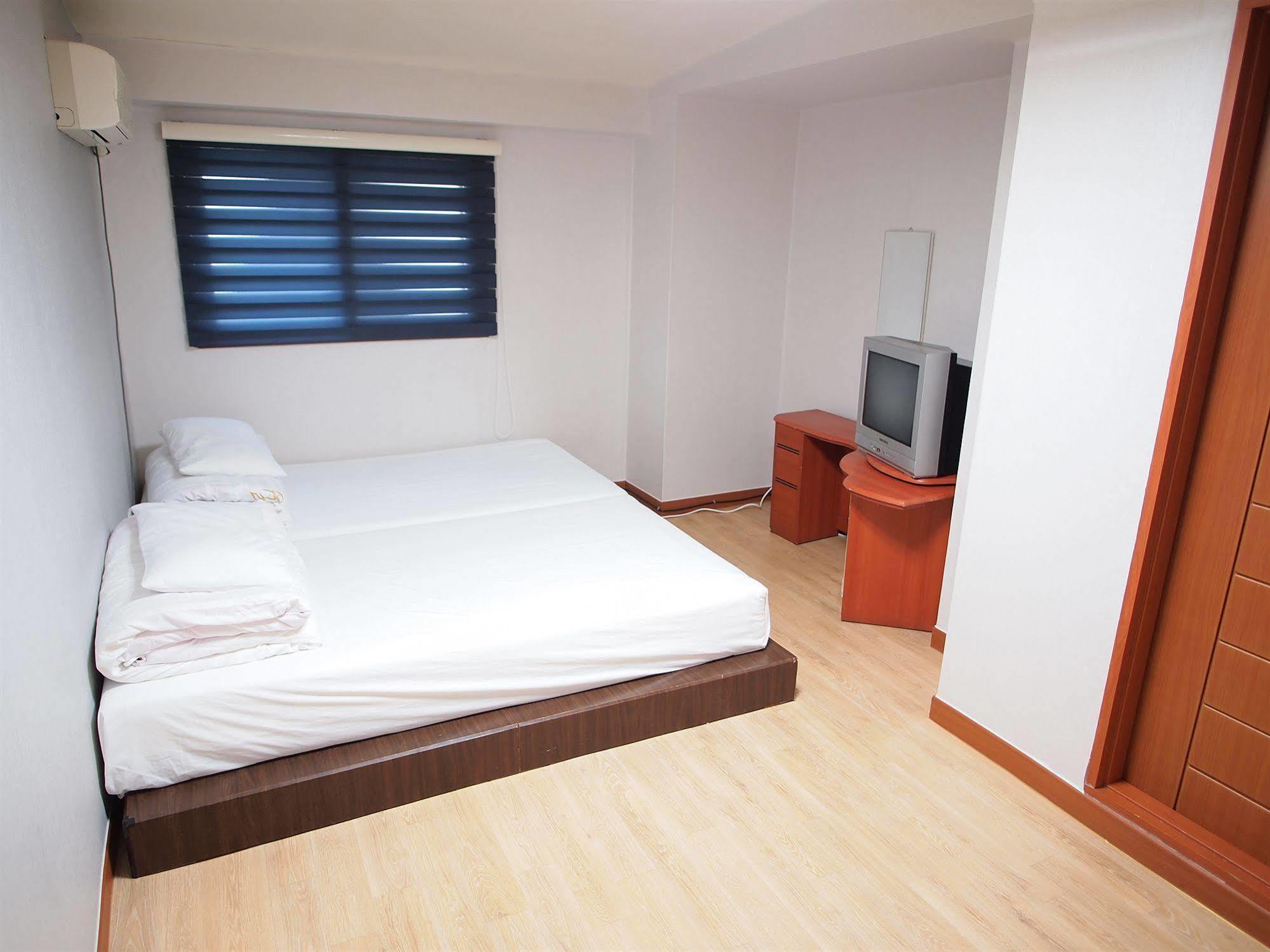 Shinchon Hostel Сеул Экстерьер фото