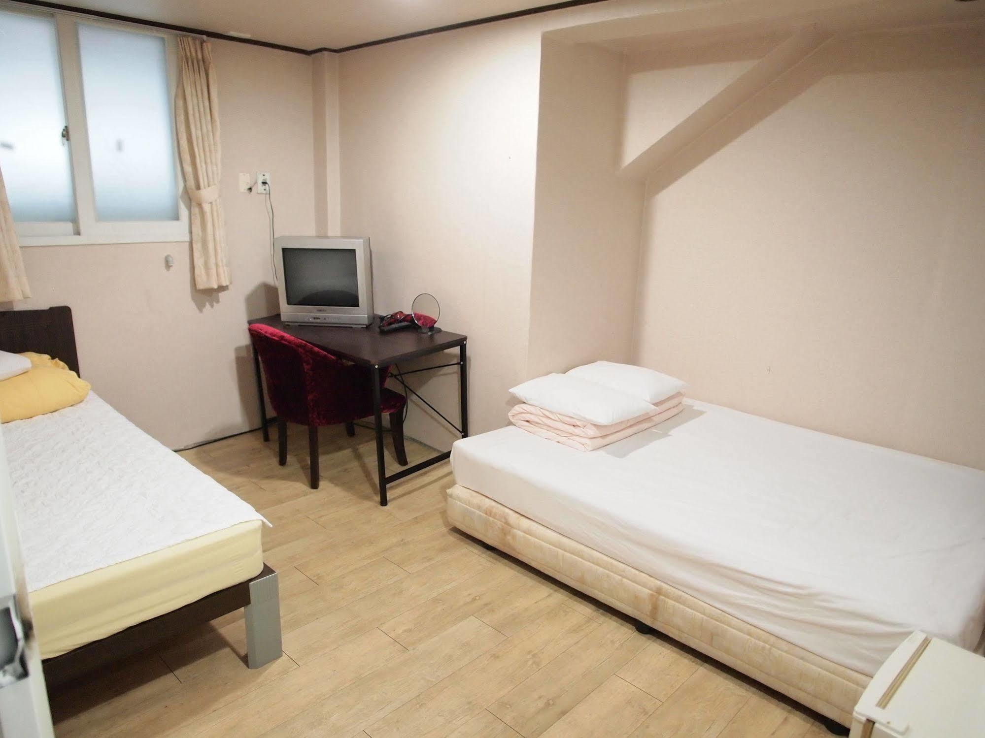 Shinchon Hostel Сеул Экстерьер фото
